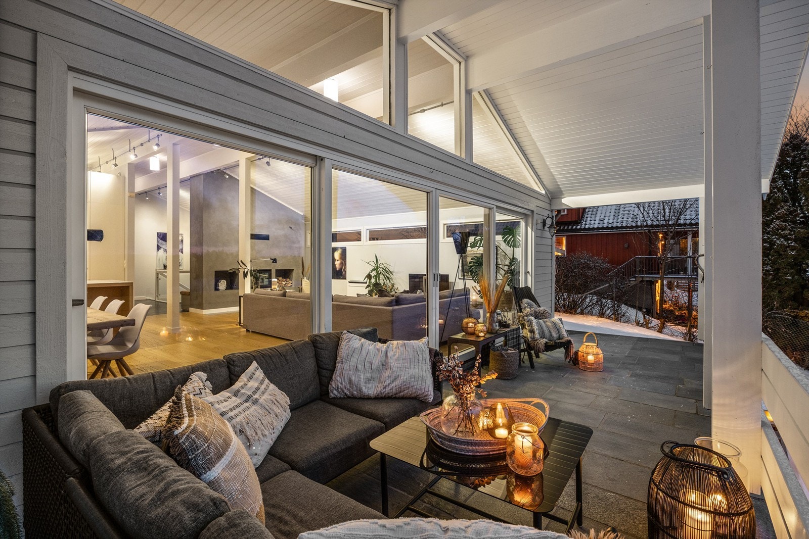 Uteplassen fungerer som en naturlig forlengelse av oppholdsrommet innenfor. Galleribilde