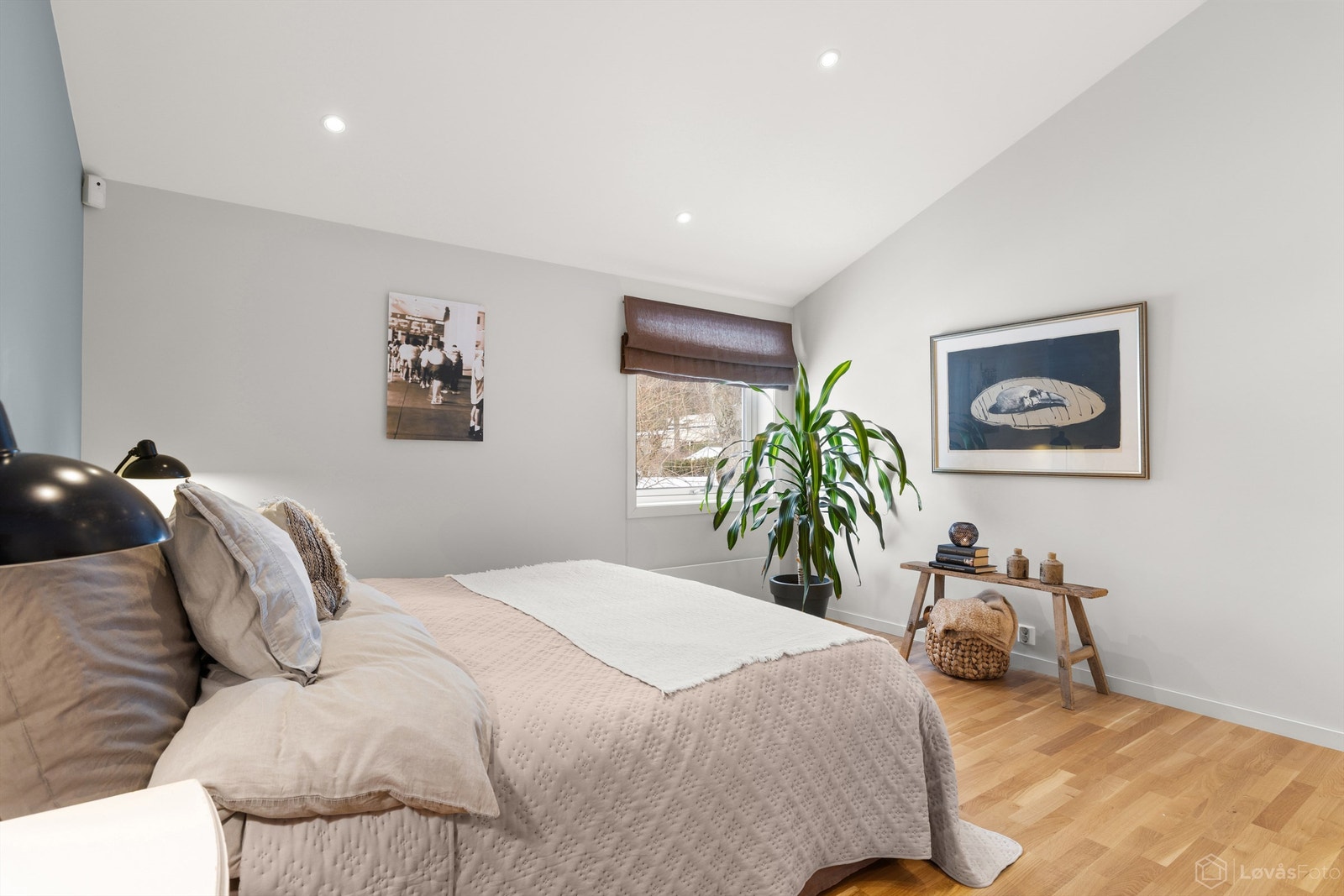 Master-suiten ble tilbygget i 2016, og kombinerer komfort, funksjonalitet og eleganse på en særdeles god måte. Downlights og elektrisk gulvvarme. Galleribilde