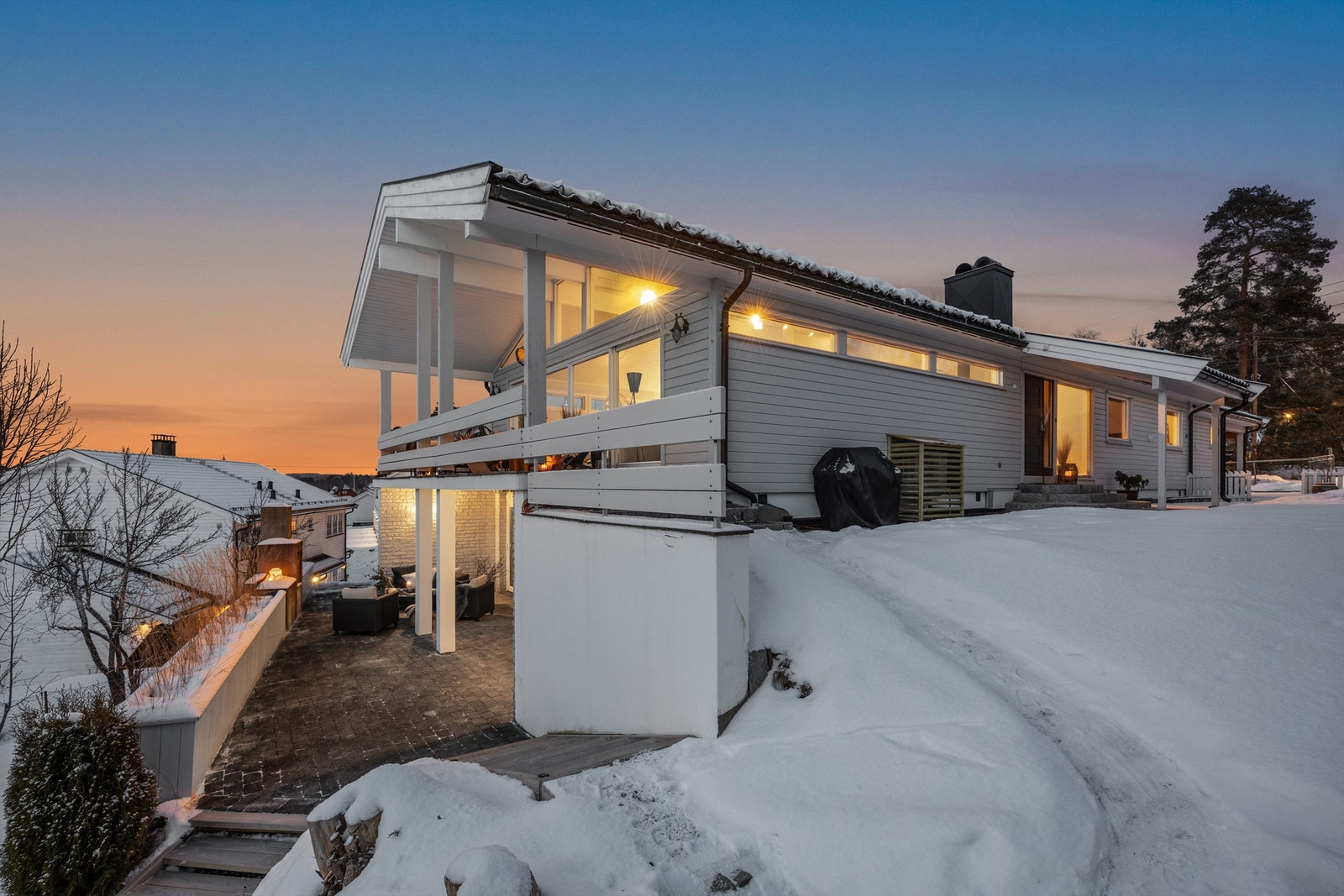 En innholdsrik og moderne enebolig med et samlet bruksareal på 335 BRA, med en fantastisk grunnflate over 2 plan. Galleribilde