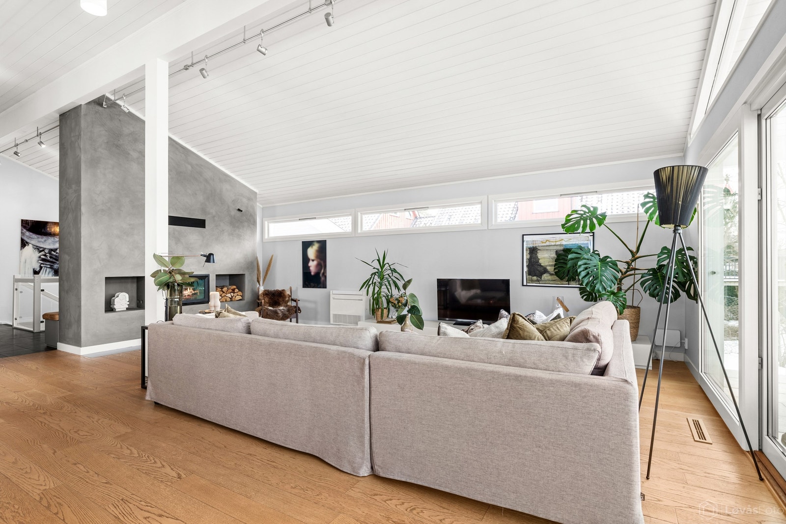 Peisovnen med glassdør er et sentralt element som gir varme og hygge. Galleribilde