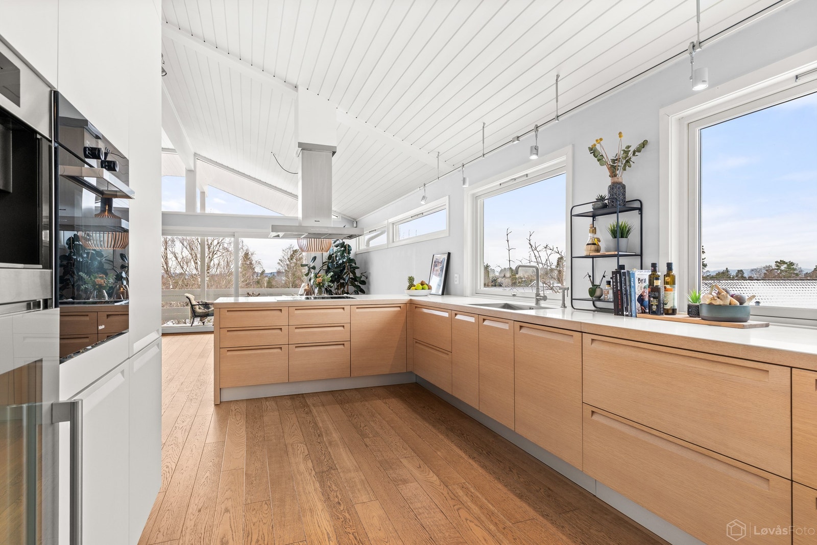 Gjennomtenkt design med glatte fronter og en helhetlig, moderne estetikk. Galleribilde