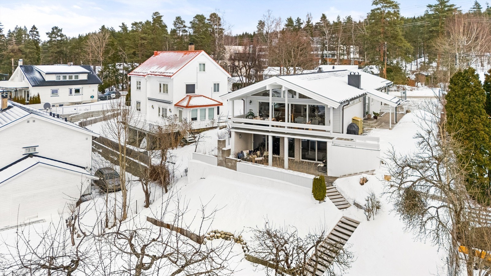 Velkommen til Øvre Prinsdals Vei 53F - en tiltalende og innholdsrik enebolig på 335 BRA | Stort allrom med unik takhøyde og peis | Stor, solrik hage | Carport Galleribilde