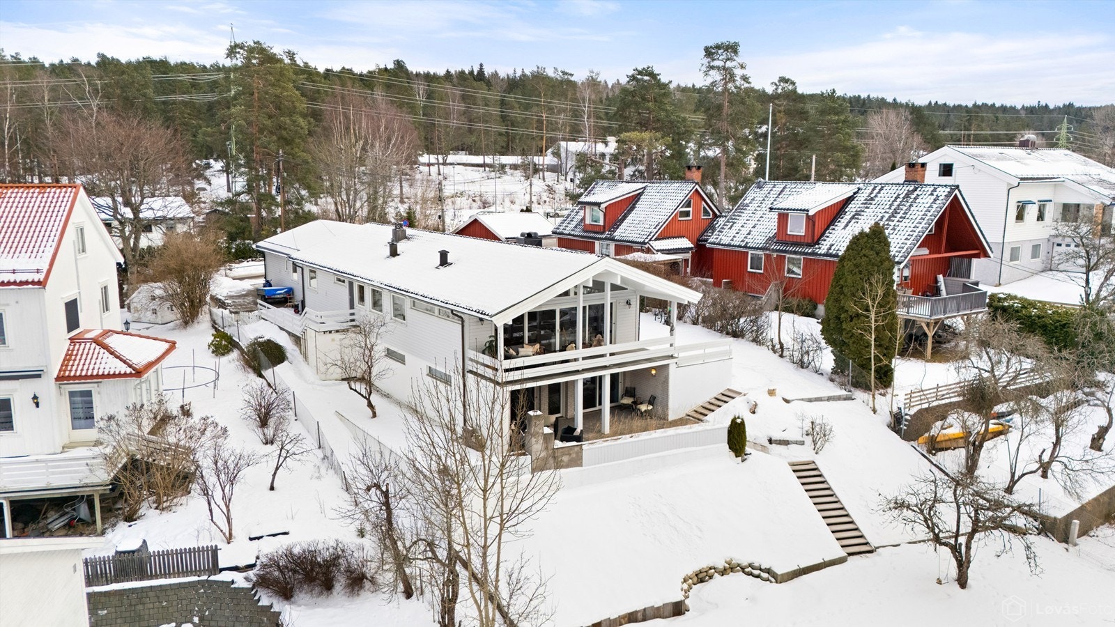 Den generøse tomtestørrelsen gir også en god følelse av luft og privatliv, og gjør uteområdet velegnet både for barnefamilier og for dem som ønsker ekstra plass til hobbyer og rekreasjon. Galleribilde