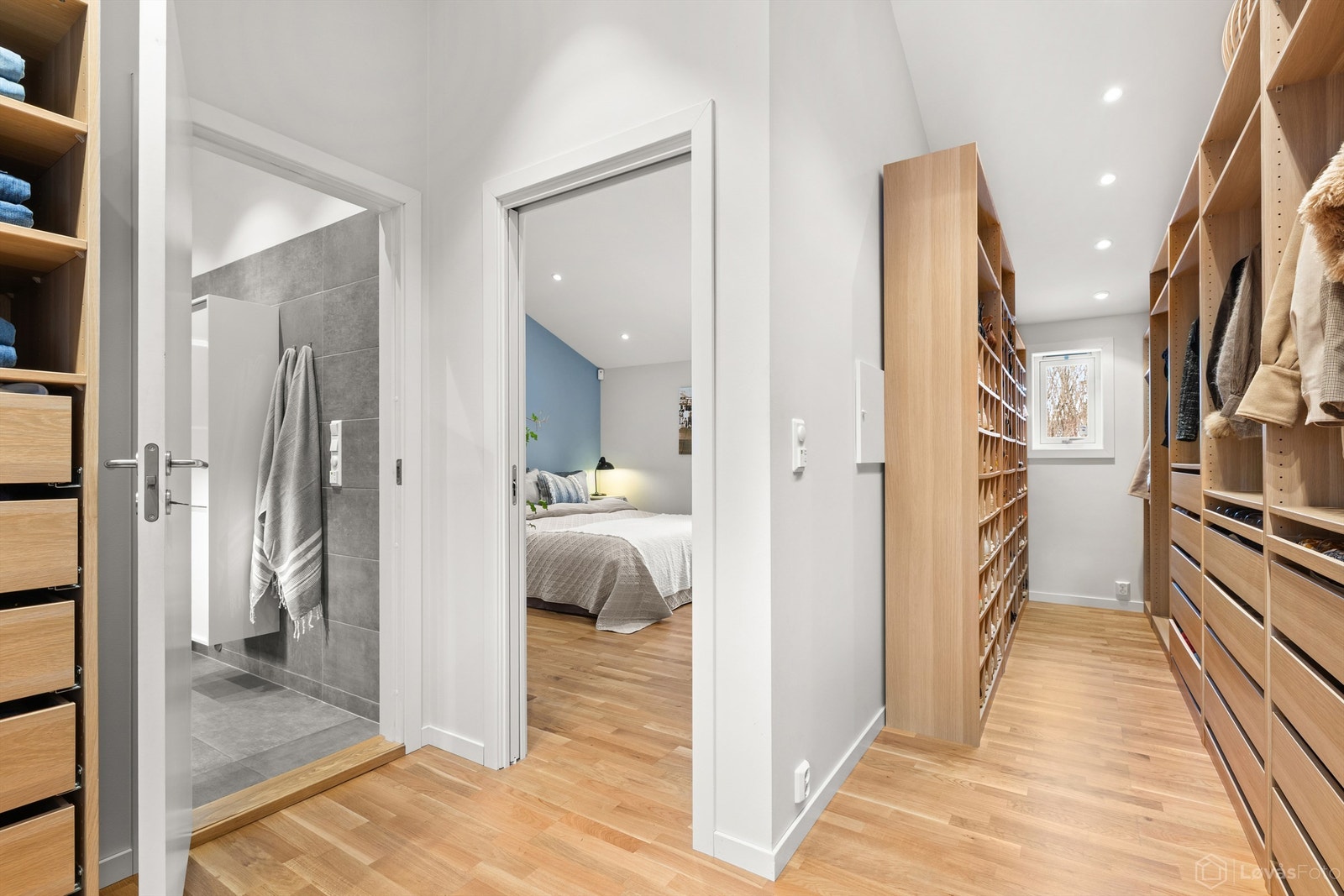 Den private suiten er komplett med direkte inngang til et moderne en-suite baderom. Galleribilde