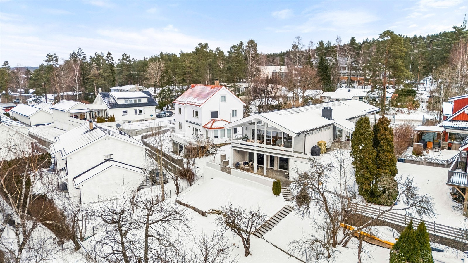 Eiendommen ligger høyt og fritt i et veletablert og rolig boligområde. Galleribilde
