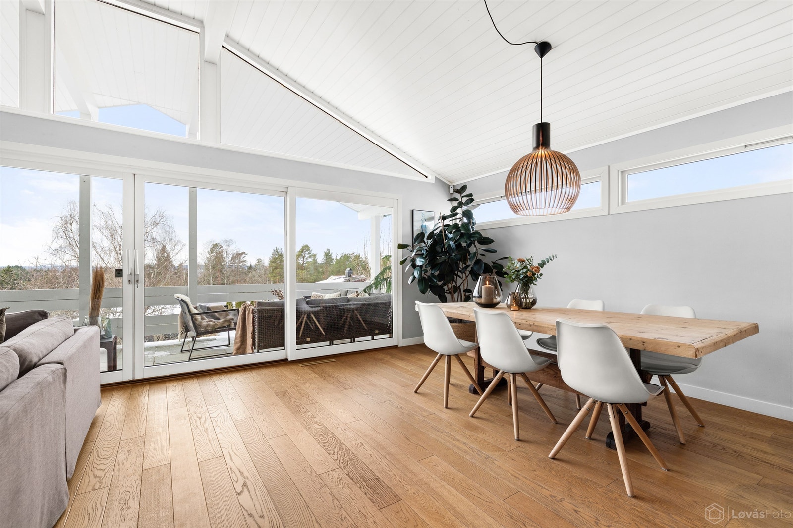 Fra oppholdsrommet er det direkte utgang til en stor, overbygget terrasse via skyvedører. Galleribilde