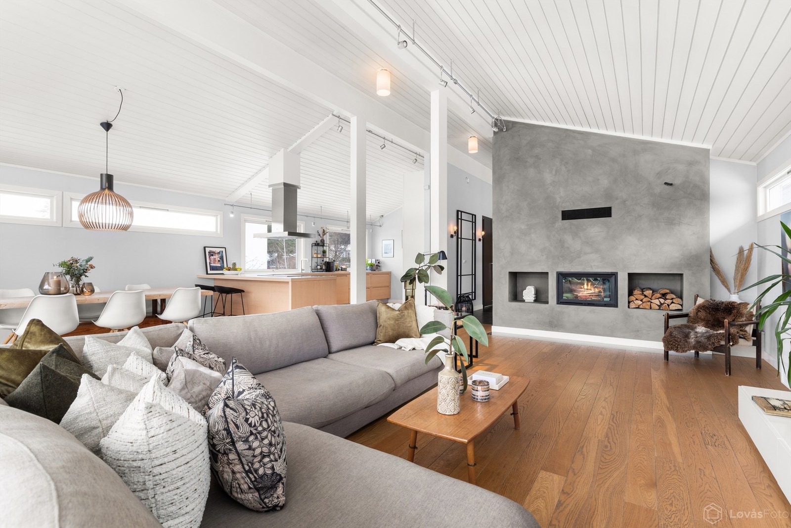 Den imponerende takhøyden på inntil 3,60 meter og peisovnen skaper en luftig og stemningsfull atmosfære. Galleribilde