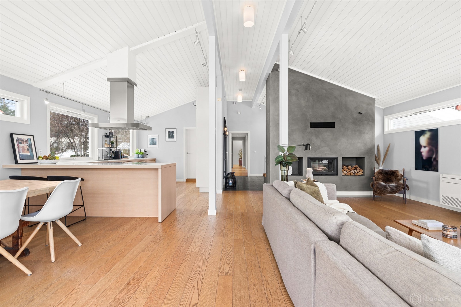 Det store og åpne allrommet er designet for et sosialt og fleksibelt familieliv. Galleribilde