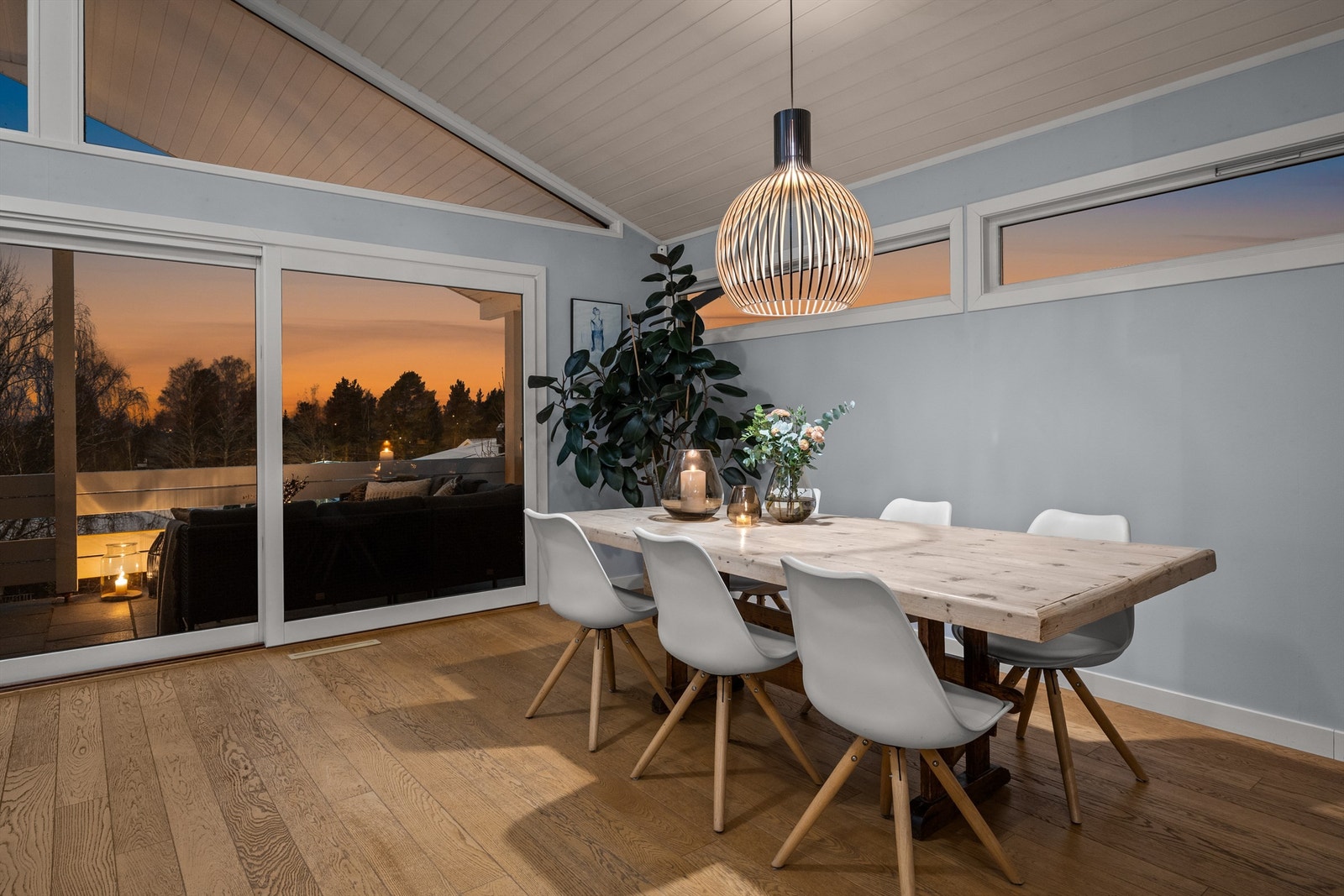 Hele oppholdsrommet har en-stavs parkettgulv med vannbåren gulvvarme, som gir både komfort og et gjennomført, moderne uttrykk. Galleribilde