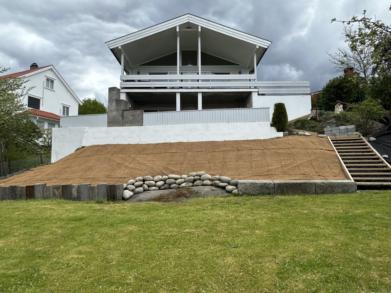 Her ligger alt til rette for etablering av blomsterbed, urtehage eller annen vegetasjon etter eget ønske. (Selgers bilde). Galleribilde