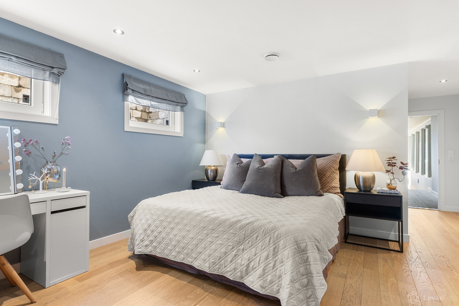 Rommet er av god størrelse og har plass til både dobbeltseng, skrivebord og annen ønsket møblering. Galleribilde