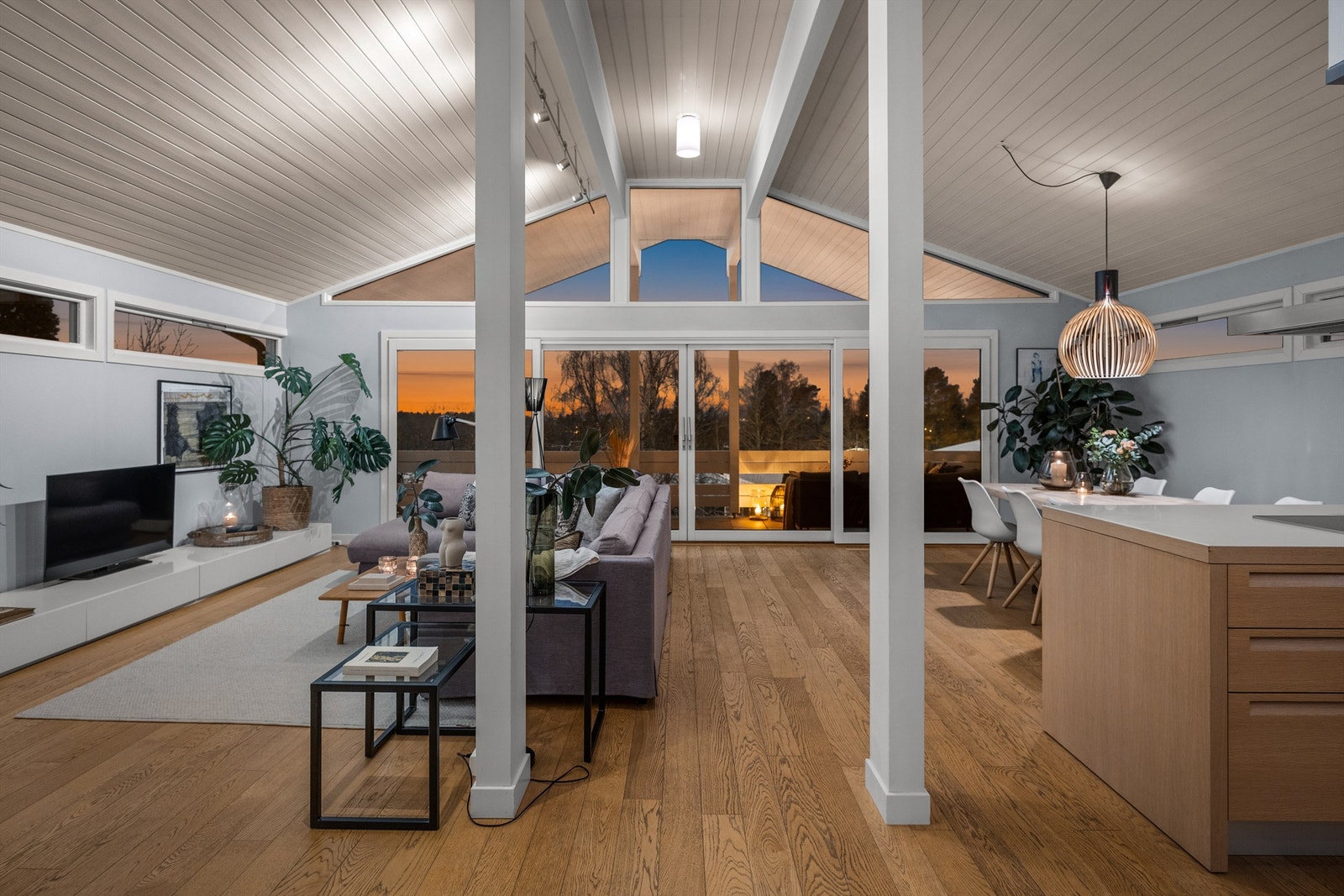 Den åpne planløsningen gir en sømløs overgang mellom stue, spisestue og kjøkken. Galleribilde