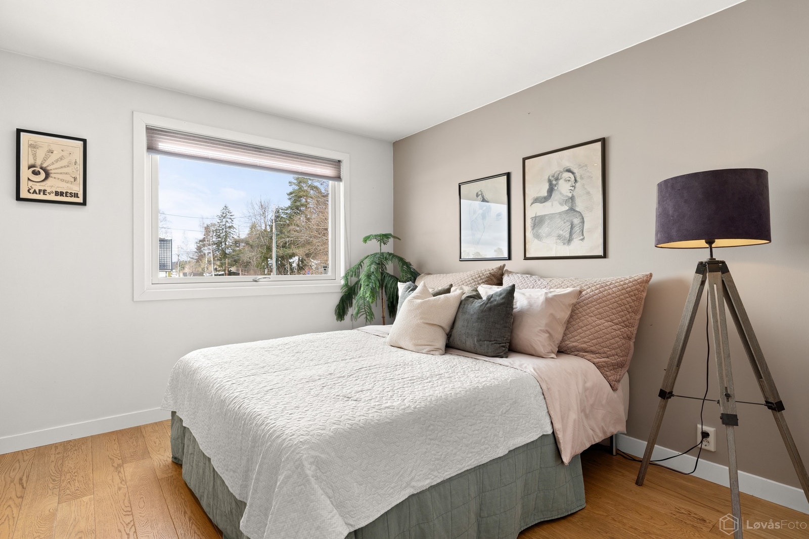 Boligen har totalt fem soverom, hvorav fire er i første etasje. Galleribilde