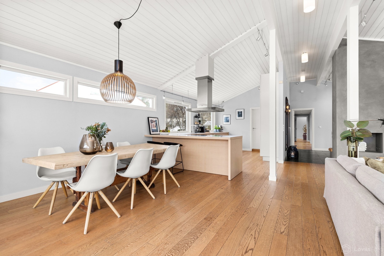 Kjøkkenøya fungerer som en naturlig avgrensning mot spisestuen og gir ekstra arbeidsflate. Galleribilde