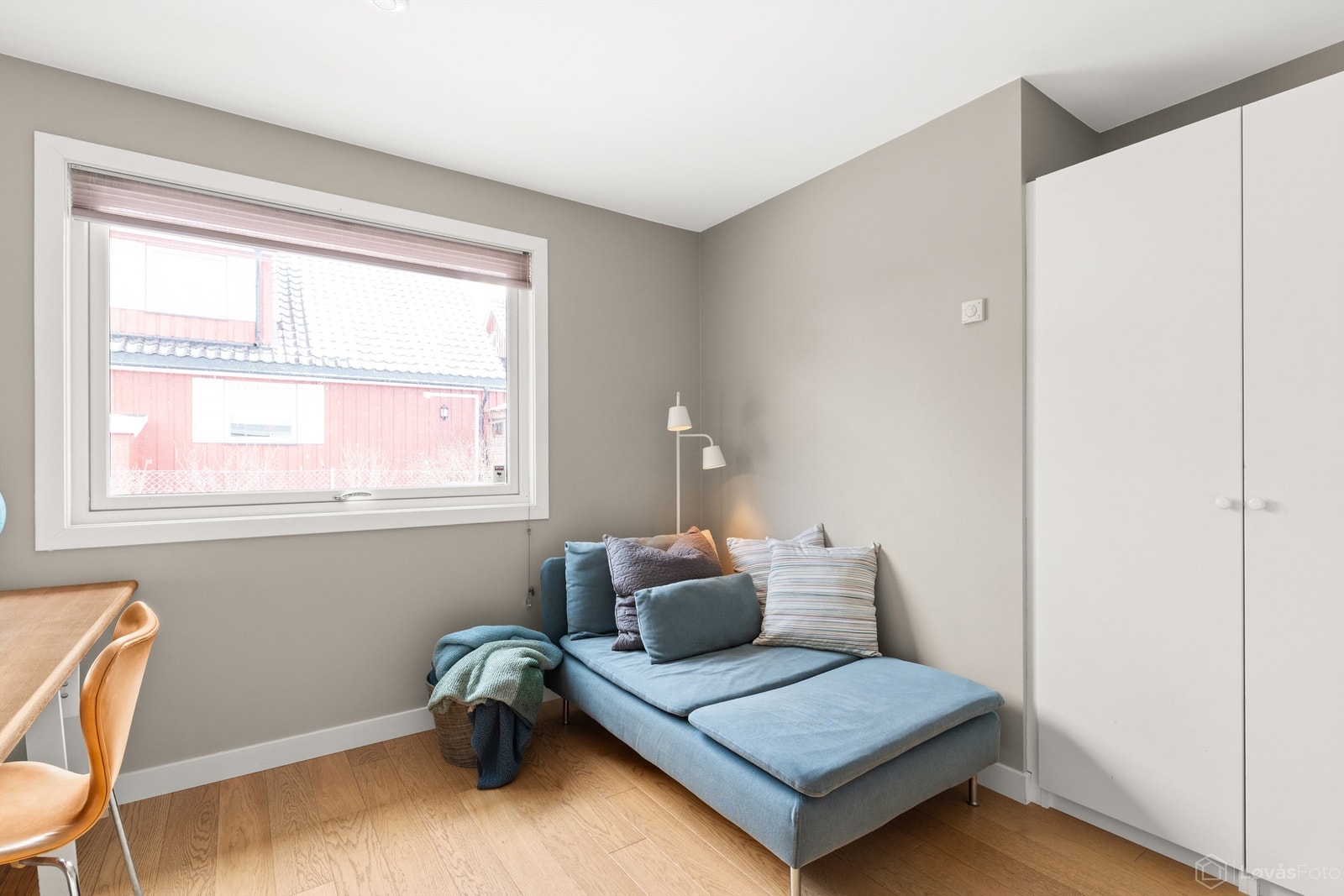 Gjennomgående en-stavs parkett og gulvvarme i hele soveromsavdelingen. Galleribilde