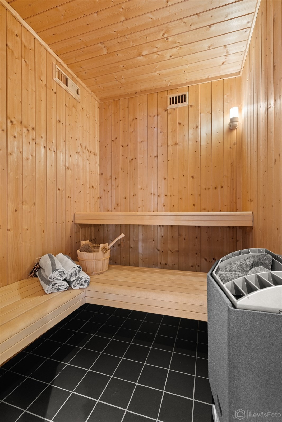 Etter treningsøkten kan du slappe av i boligens egen badstue. Galleribilde