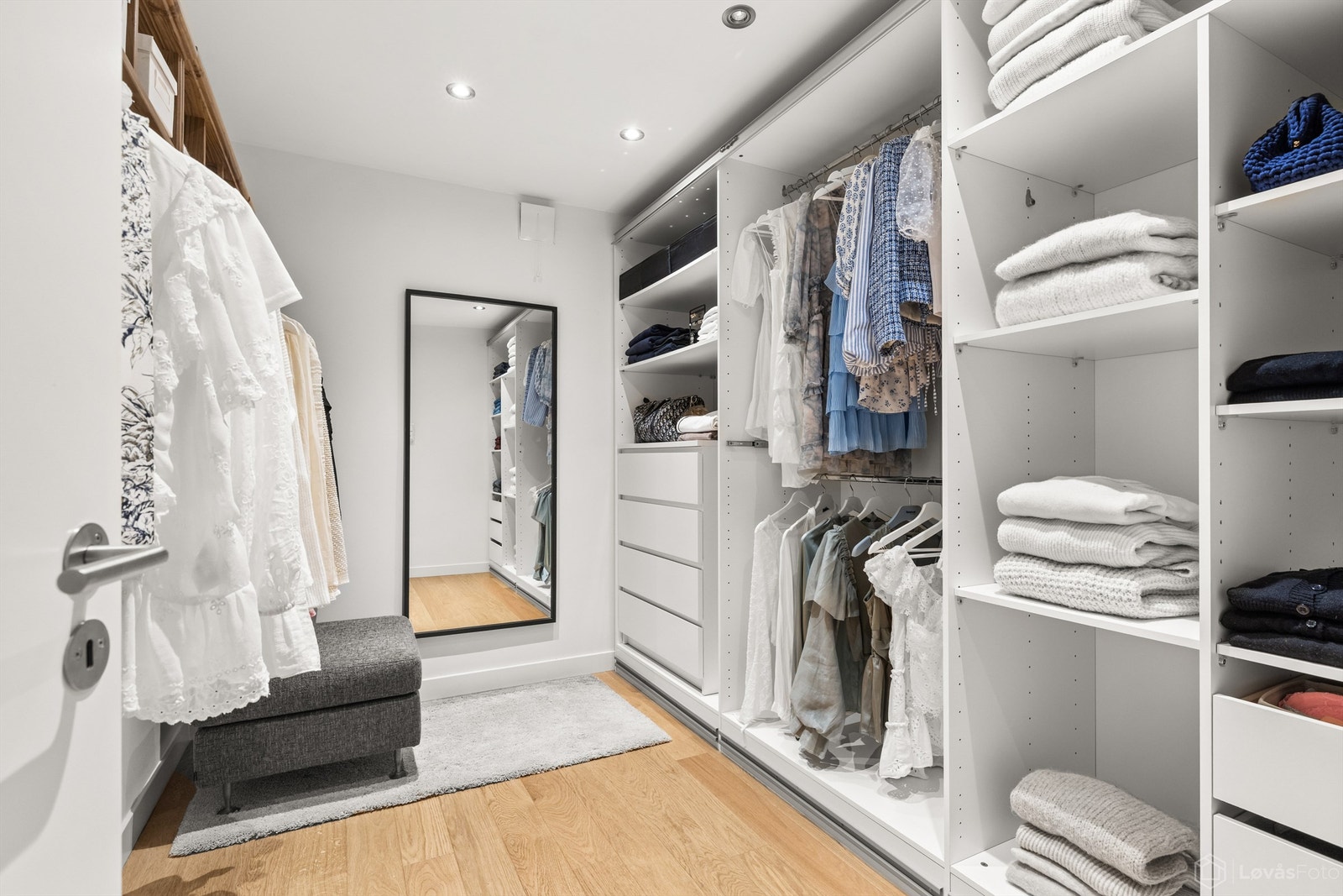 Direkte adkomst fra soverommet til praktisk walk-in-closet med god oppbevaringsplass. Galleribilde