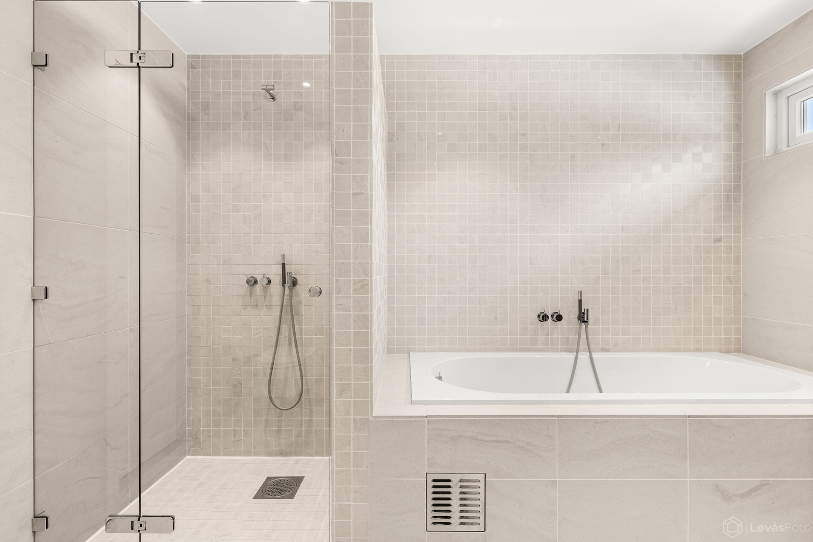 Her er det både dusj med glassdør og et innbygget badekar fra Villeroy & Boch. Galleribilde