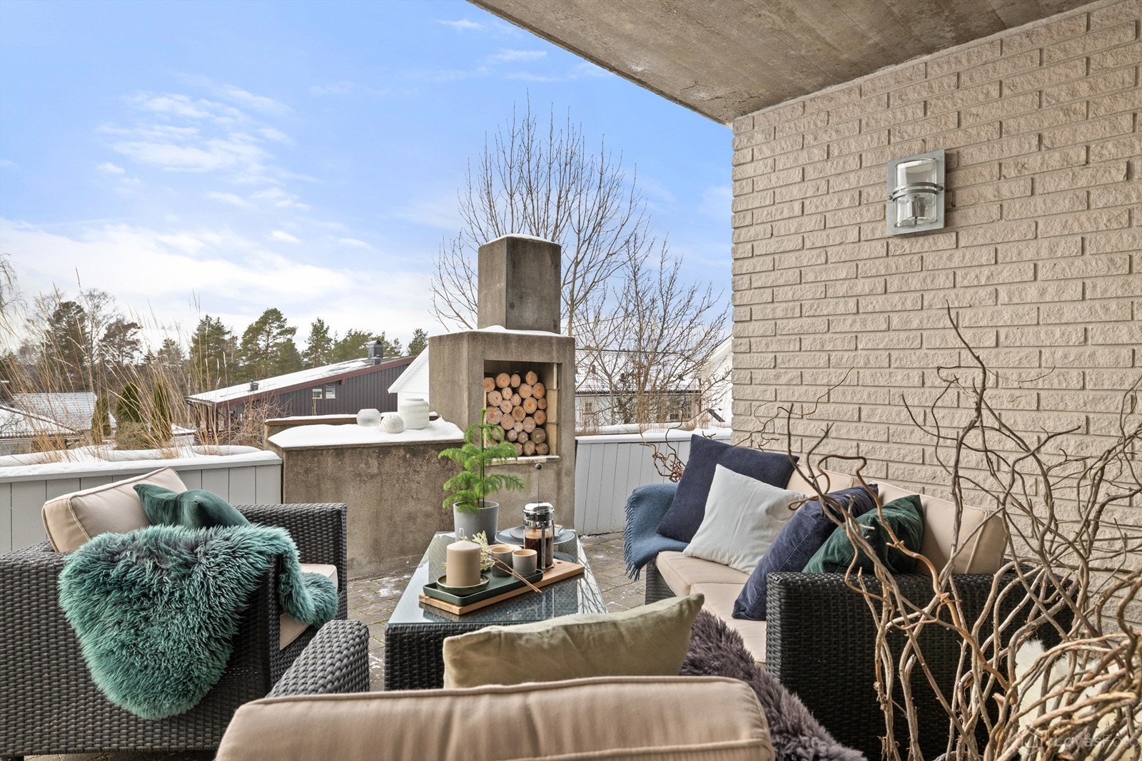 Uteplassen har også en utendørs peis for ekstra hygge på kveldene. Galleribilde