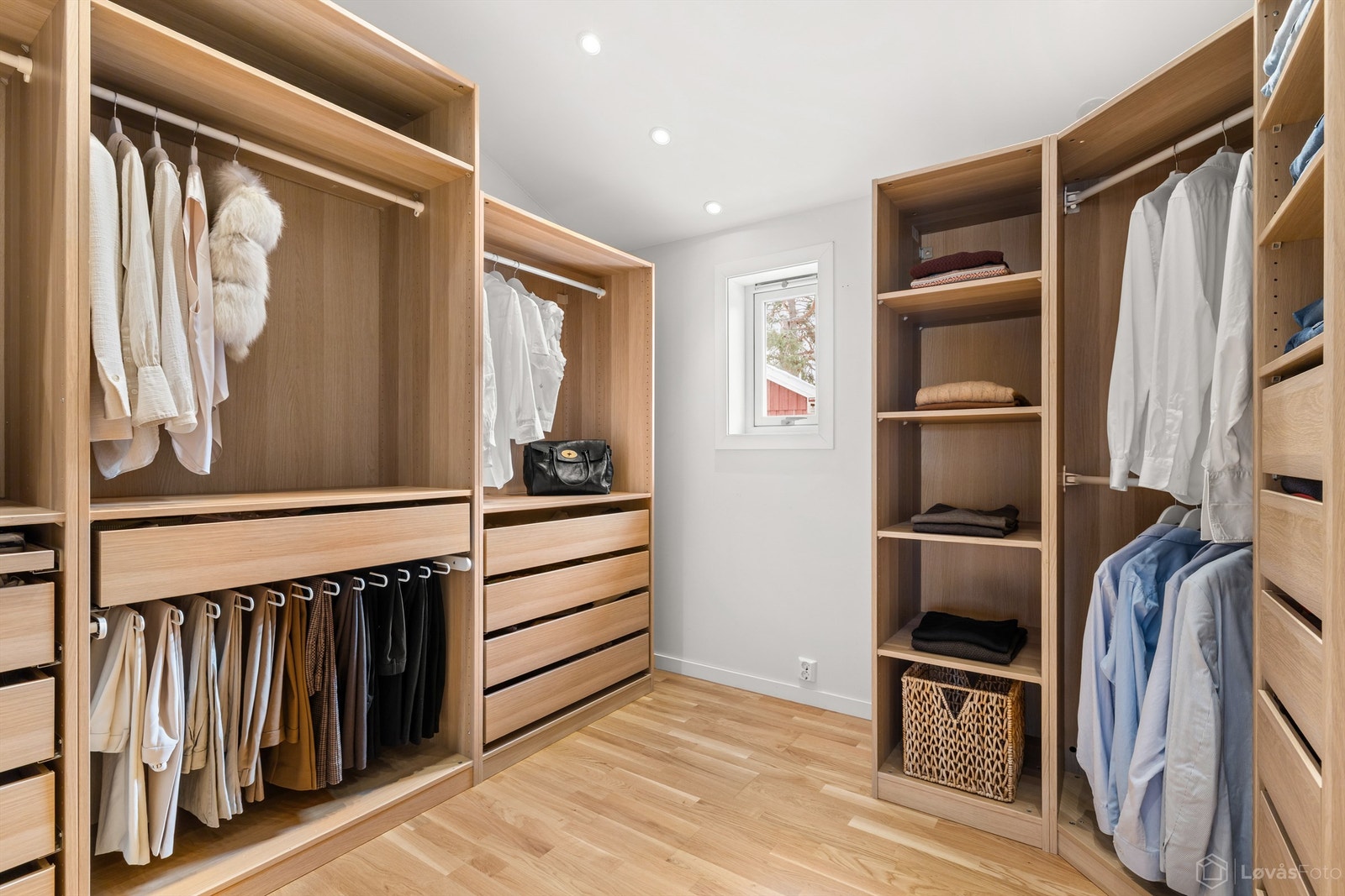 Walk-in-closet med rikelig med plass til oppbevaring i skuffer, hyller og heng. Galleribilde