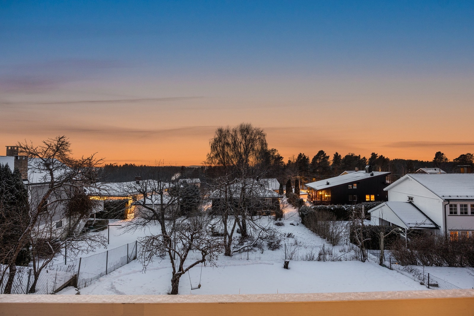 Fra boligen har du en fin, åpen utsikt over den store hagen og det rolige nabolaget. Galleribilde