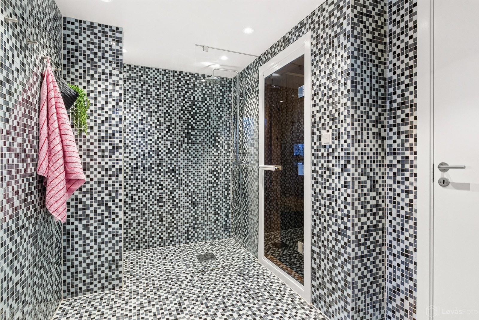 I tilknytning til trimrommet er det et dusjrom med gulvvarme og regnfalldusj. Galleribilde