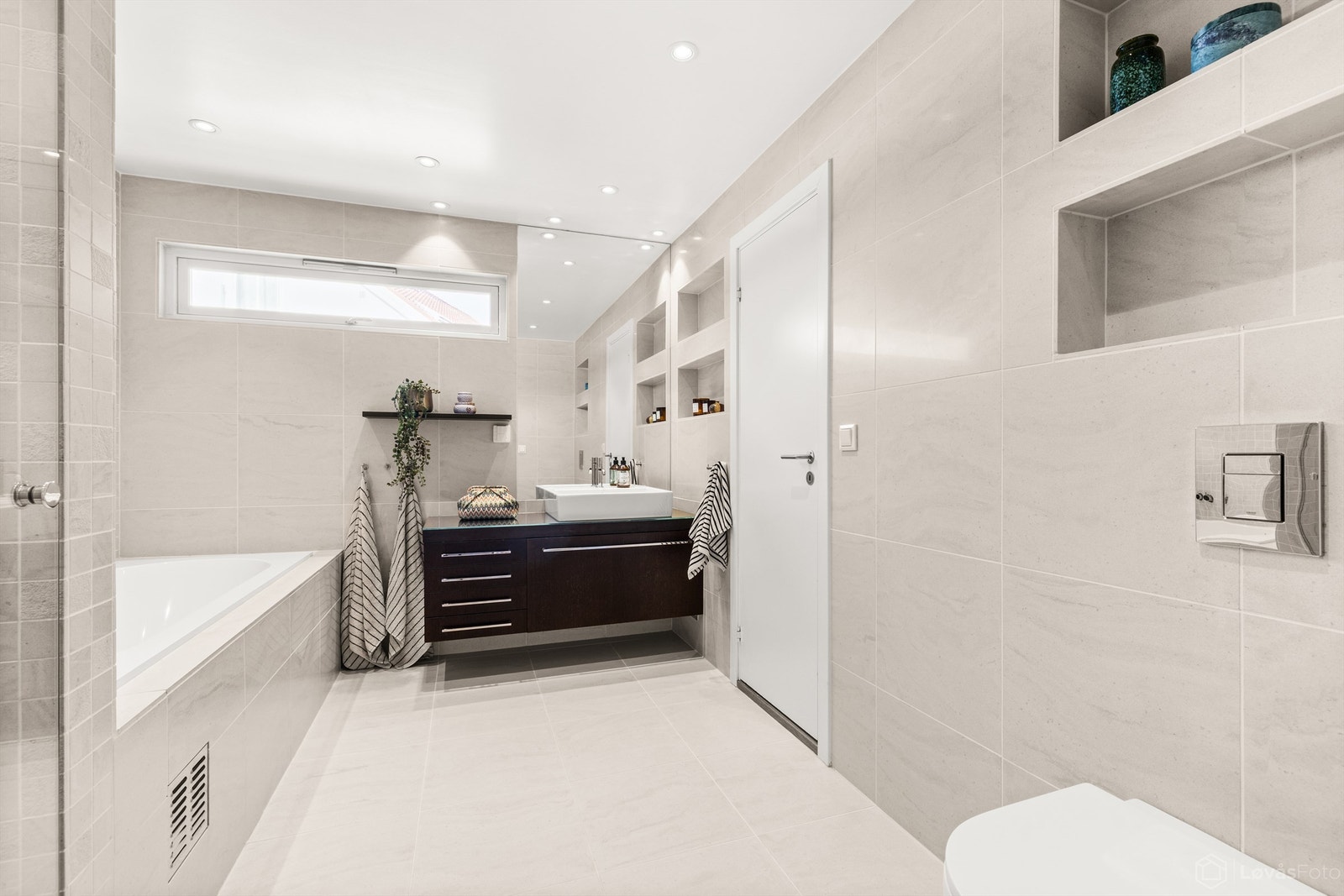 Romslig bad fra ca. 2008 med både innebygget badekar og dusjhjørne. Galleribilde