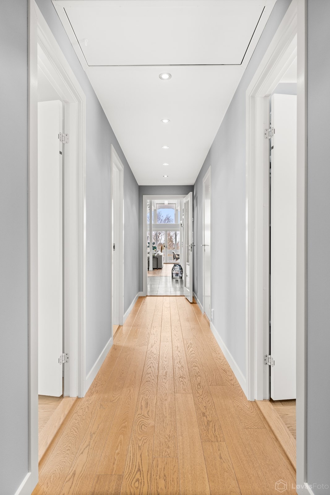 Soveromsfløyen er adskilt fra oppholdsrommene, noe som gir en rolig og privat sone. Galleribilde