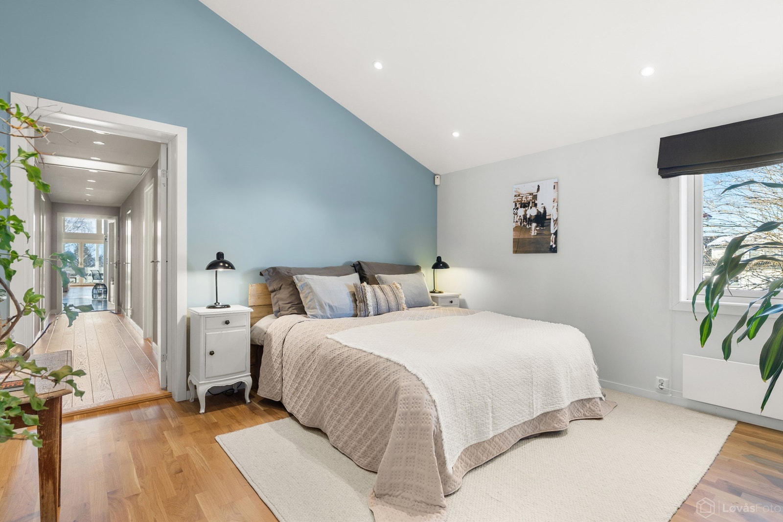 Hovedsoverommet er en romslig privat suite, komplett med eget bad og et stort walk-in-closet som gir rikelig med oppbevaringsplass. Galleribilde