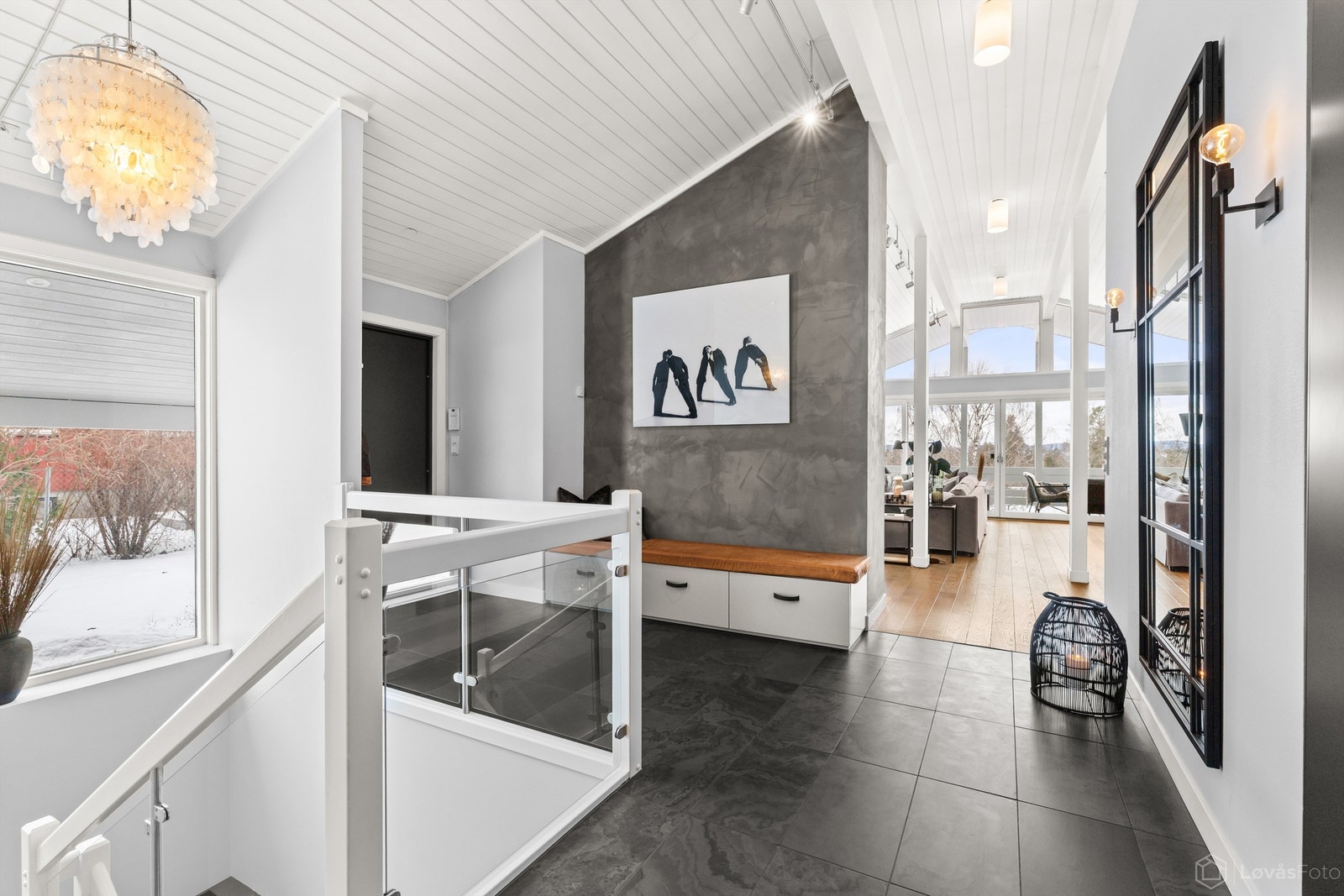 Innebygde garderobeskap sørger for rikelig oppbevaringsplass, mens den gode takhøyden og de store vinduene bidrar til en luftig og innbydende atmosfære. Fra entreen åpner boligen seg opp mot det store allrommet. Galleribilde