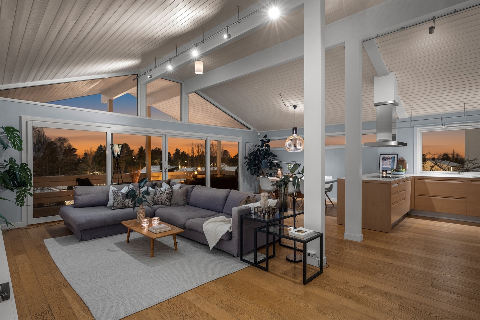 Hjertet i boligen er det åpne og sosiale oppholdsrommet hvor stue, spisestue og kjøkken ligger i en sømløs og harmonisk løsning. Galleribilde