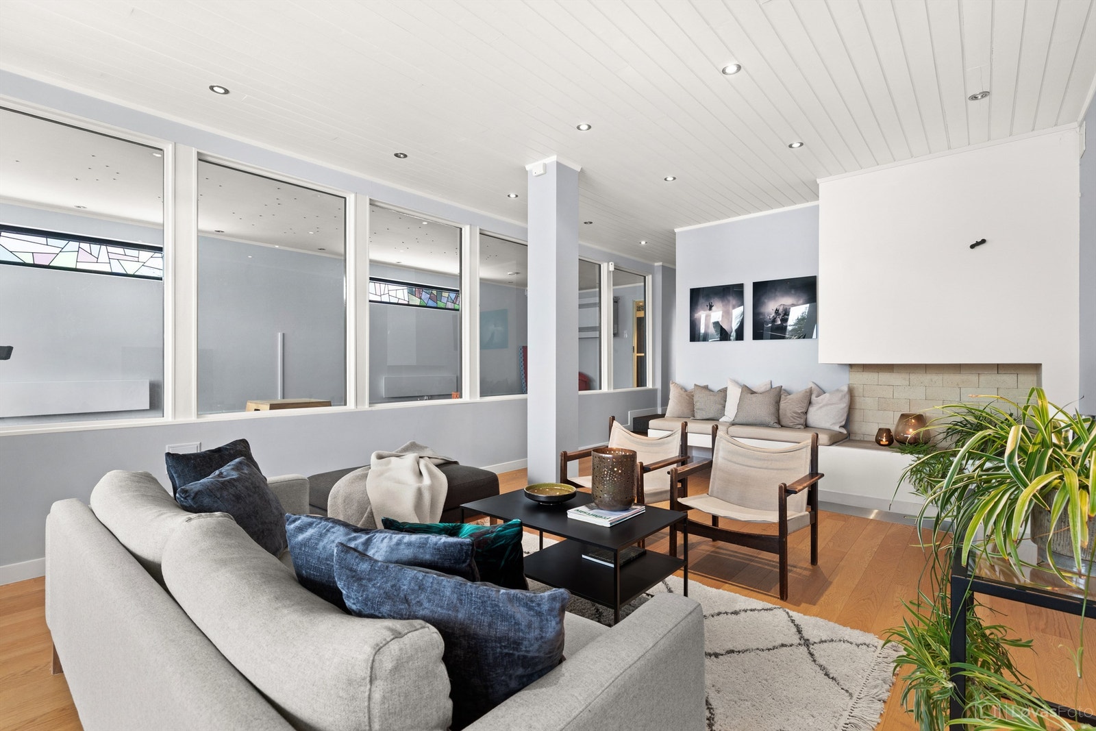 Rommet har en tradisjonell åpen peis (aldri vært i bruk) som skaper en hyggelig atmosfære. Galleribilde