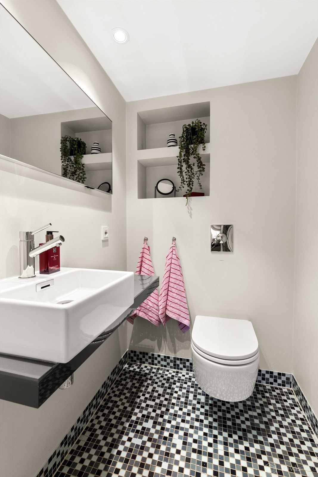 Separat toalettrom med vegghengt toalett og servant, oppgradert rundt 2008. Galleribilde