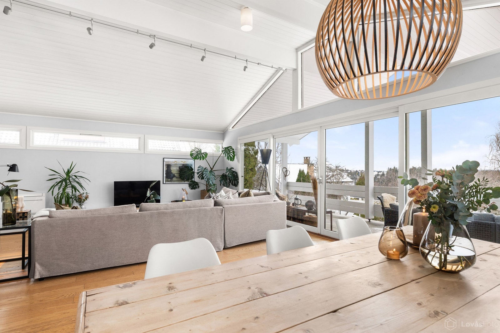 Spisestuen har god plass til langbord og større selskaper. Galleribilde