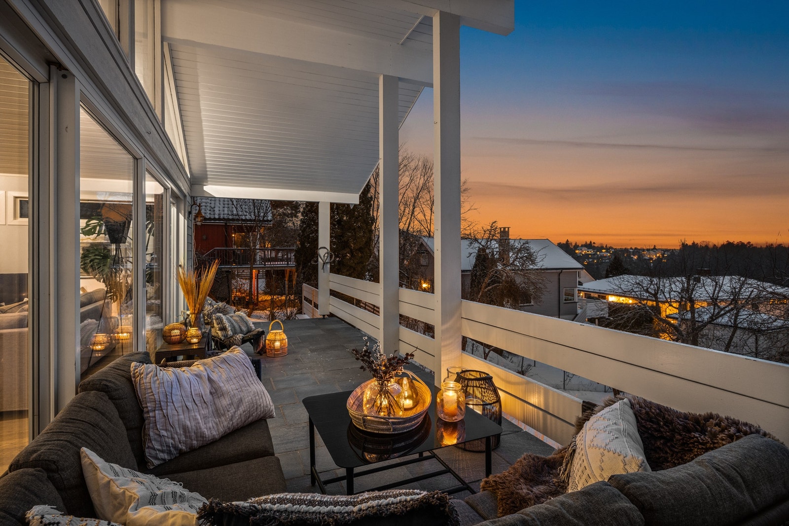 Den høye, vestvendte beliggenheten gir svært gode solforhold og hyggelig utsikt. Galleribilde