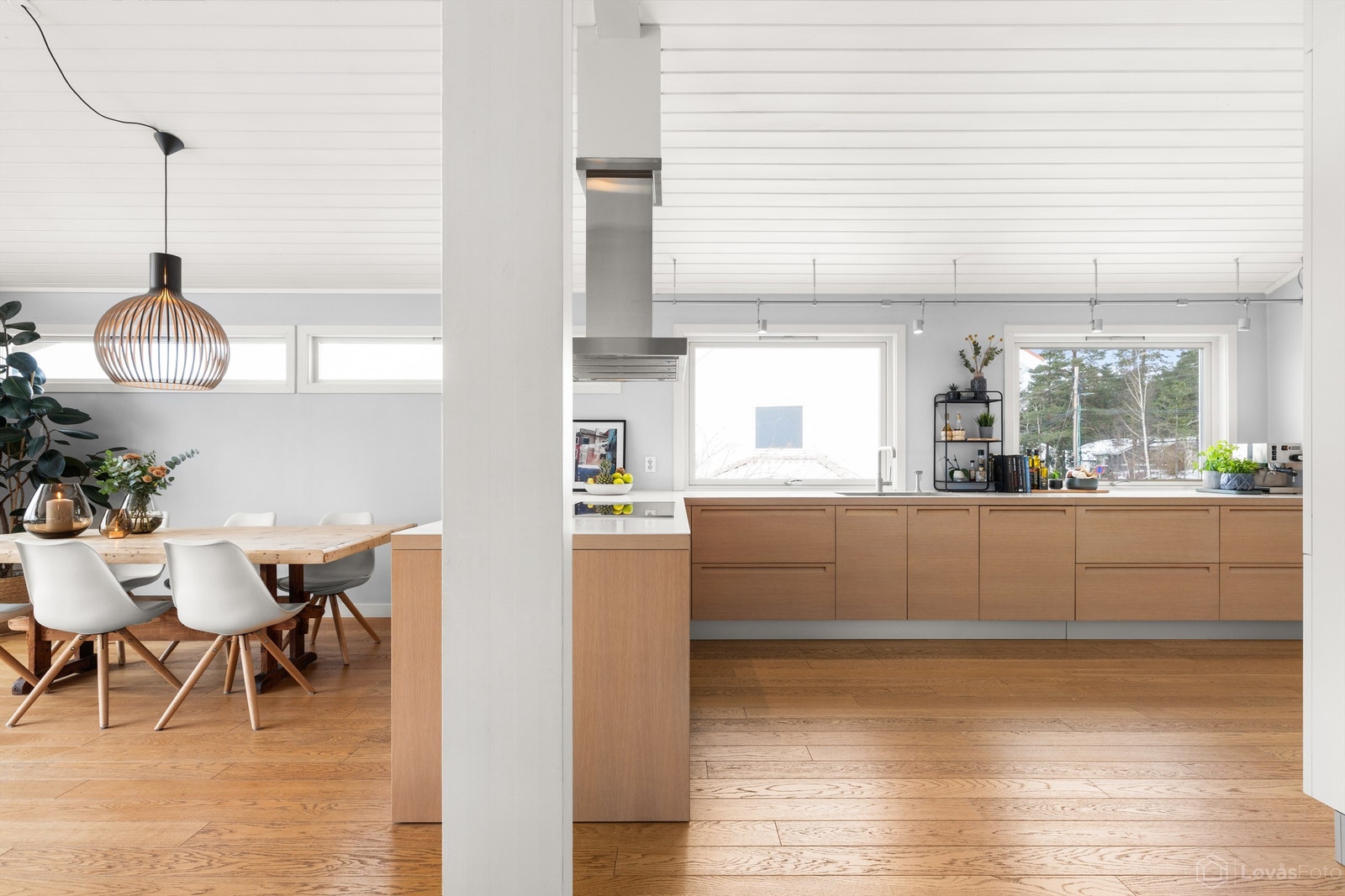 Kjøkkenet har en stilren innredning fra italienske Poliform Varenna, levert av Expo Nova. Galleribilde