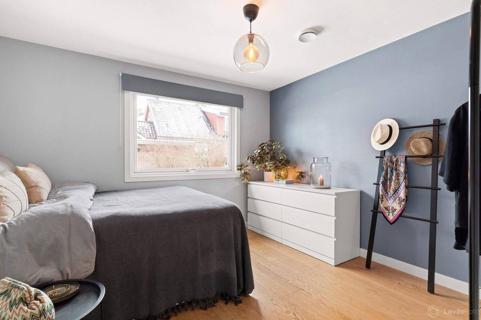 Et lyst og innbydende rom som passer godt som barnerom eller gjesterom. Galleribilde