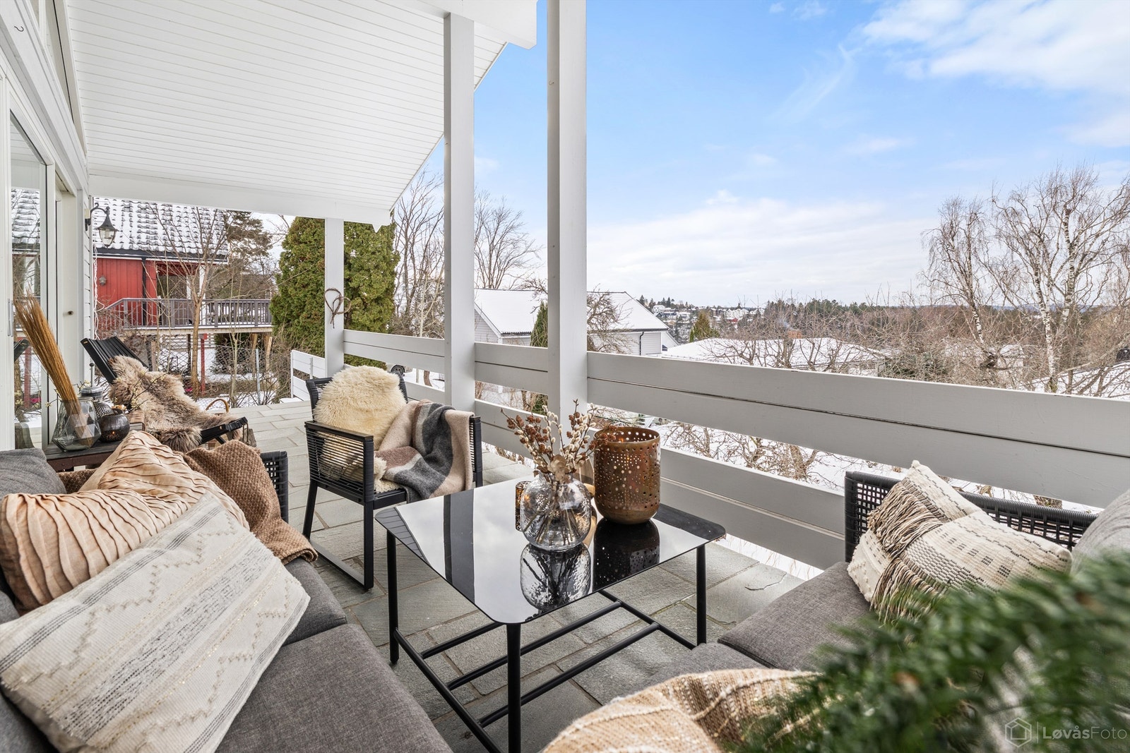 Uteplassen er godt skjermet for innsyn og fungerer som en forlengelse av stuen. Galleribilde