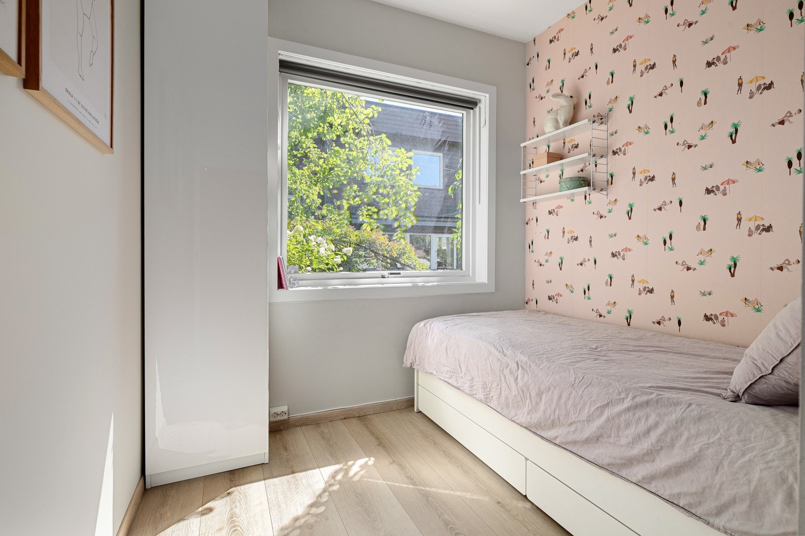 Soverom av god størrelse med plass til seng med oppbevaring under, samt garderobeskap. Dette soverommet vender også ut mot hagen. Galleribilde