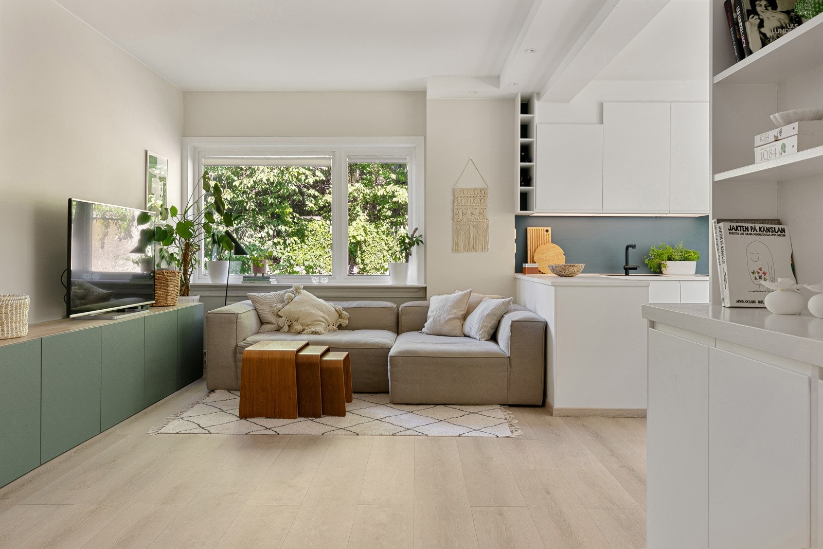Lys og innbydende stue i åpen og sosial løsning mot kjøkkenet. Store vindusflater slipper inn rikelig med naturlig lys og gir rommet en luftig atmosfære. Galleribilde