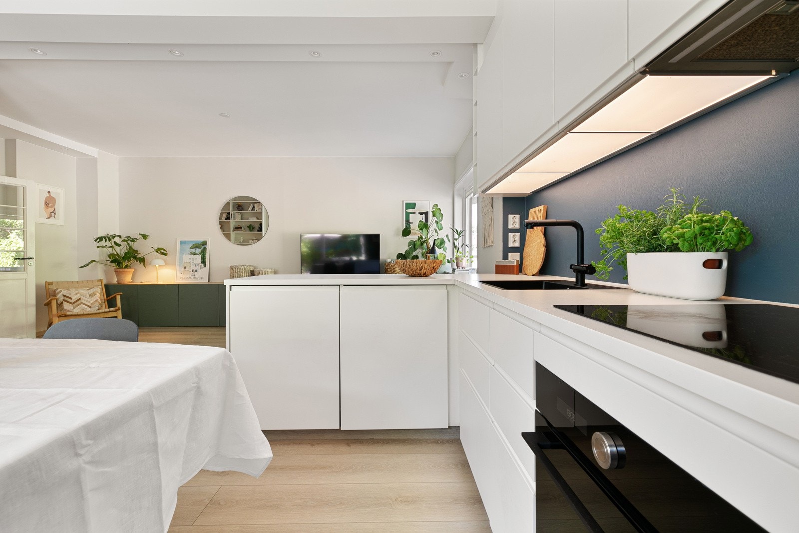 Integrerte hvitevarer fra Ikea, herunder oppvaskmaskin, kjøl/frys, stekeovn med dampfunksjon, platetopp samt avtrekksvifte med kullfilter integrert i overskap. Galleribilde