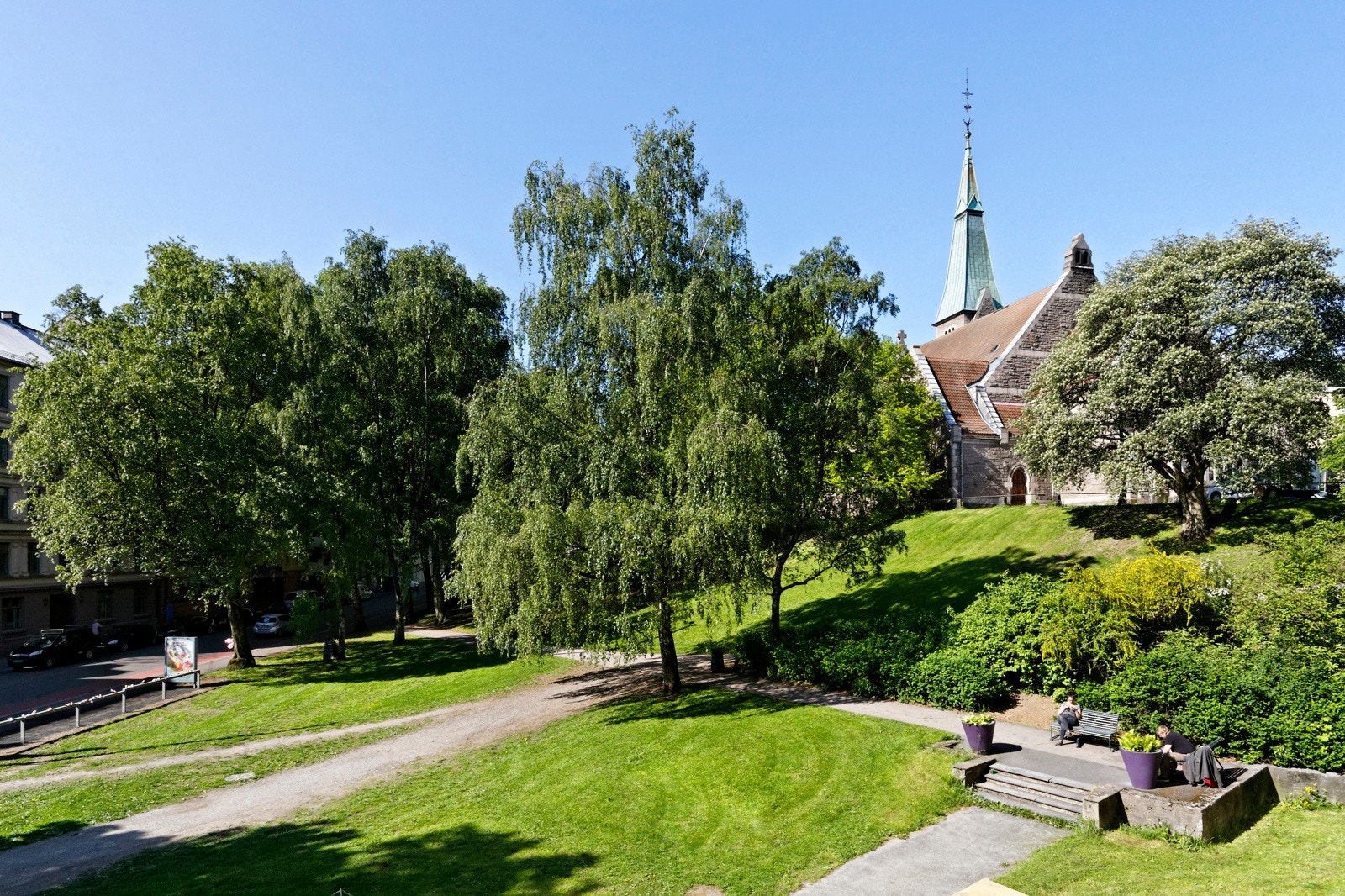St.Hanshaugen ligger kun få minutters gange unna, med hyggelige spisesteder, spesialforretninger og grønne omgivelser. På sommerstid er det uteservering både på St. Hanshaugen og i Stensparken. Galleribilde