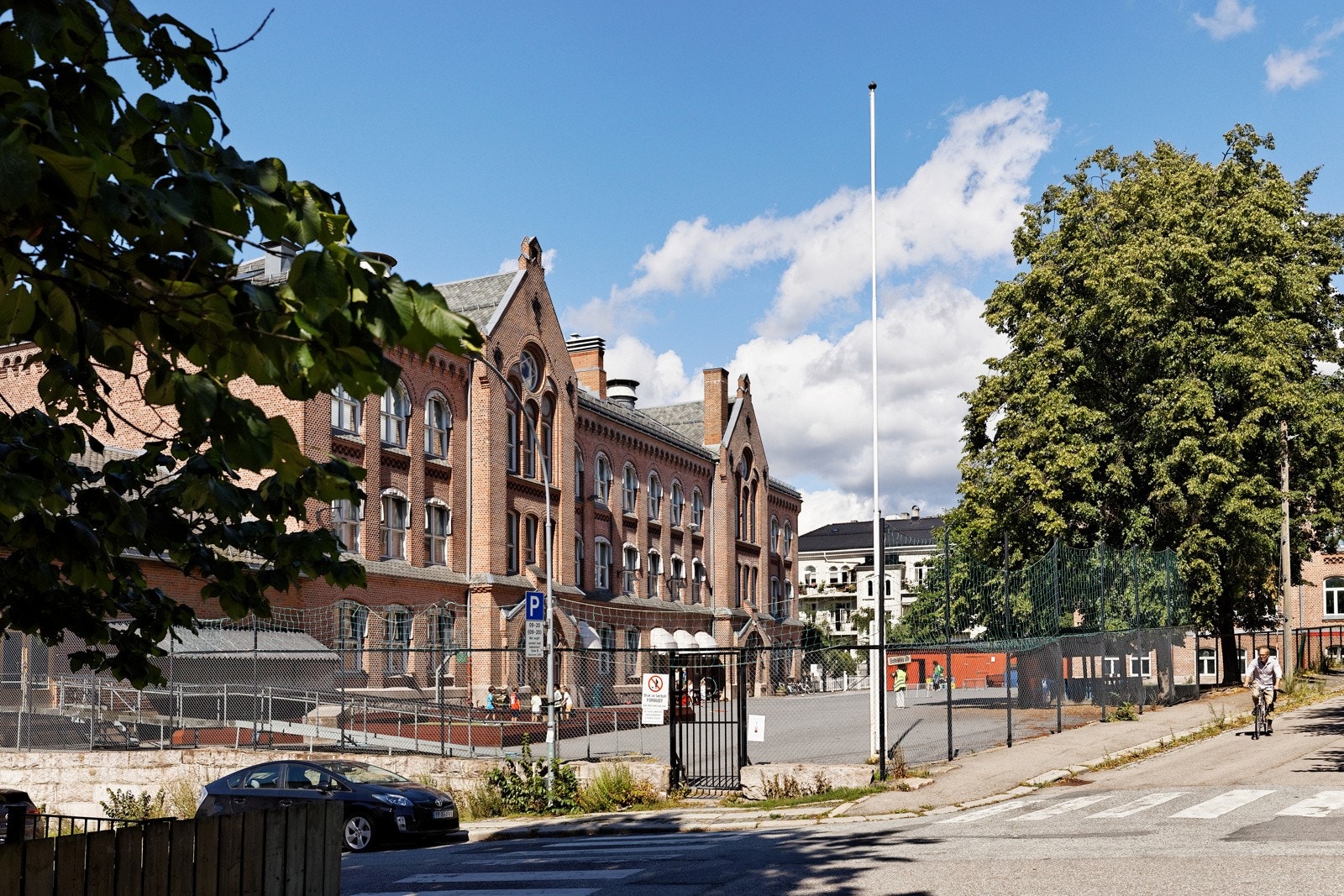 Populære Bolteløkka skole ligger rett over gaten fra leiligheten. Galleribilde
