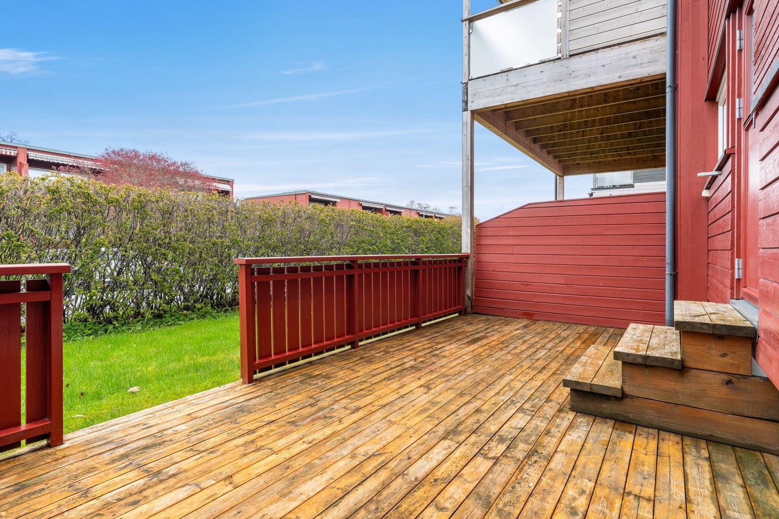 Skjermet markterrasse med nord-vest beliggenhet og kveldssol om sommeren. Galleribilde