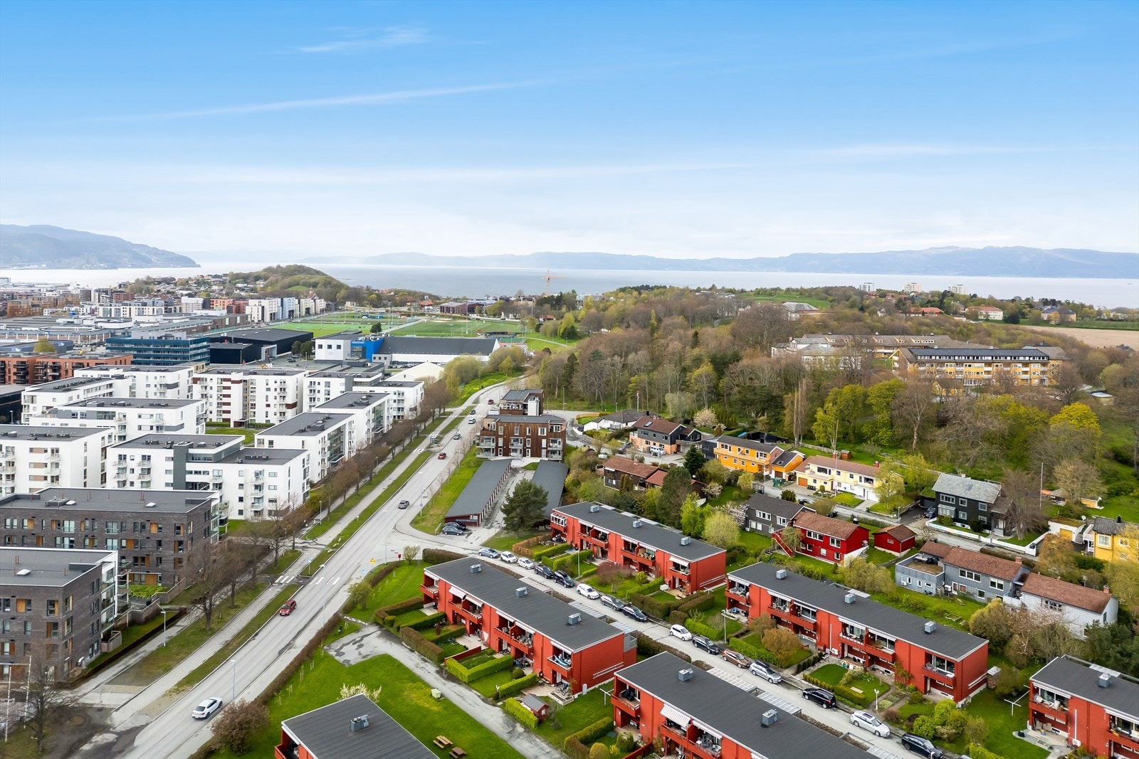 Dronebilde fra nærområdet. I umiddelbar nærhet har man flere dagligvarebutikker og et hav av shoppingmuligheter på City Lade, Lade Arena, Sirkus Shopping m.m. Galleribilde