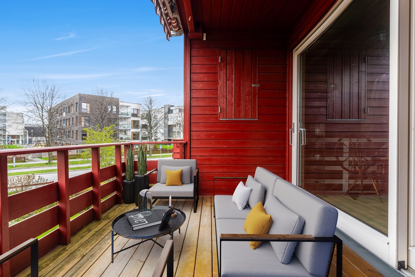 Verandaen ligger vendt mot sør-øst og byr på nydelige solforhold fra soloppgang til ca. 18.00 om sommeren. Kveldssol på markterrasse på bakside. Galleribilde