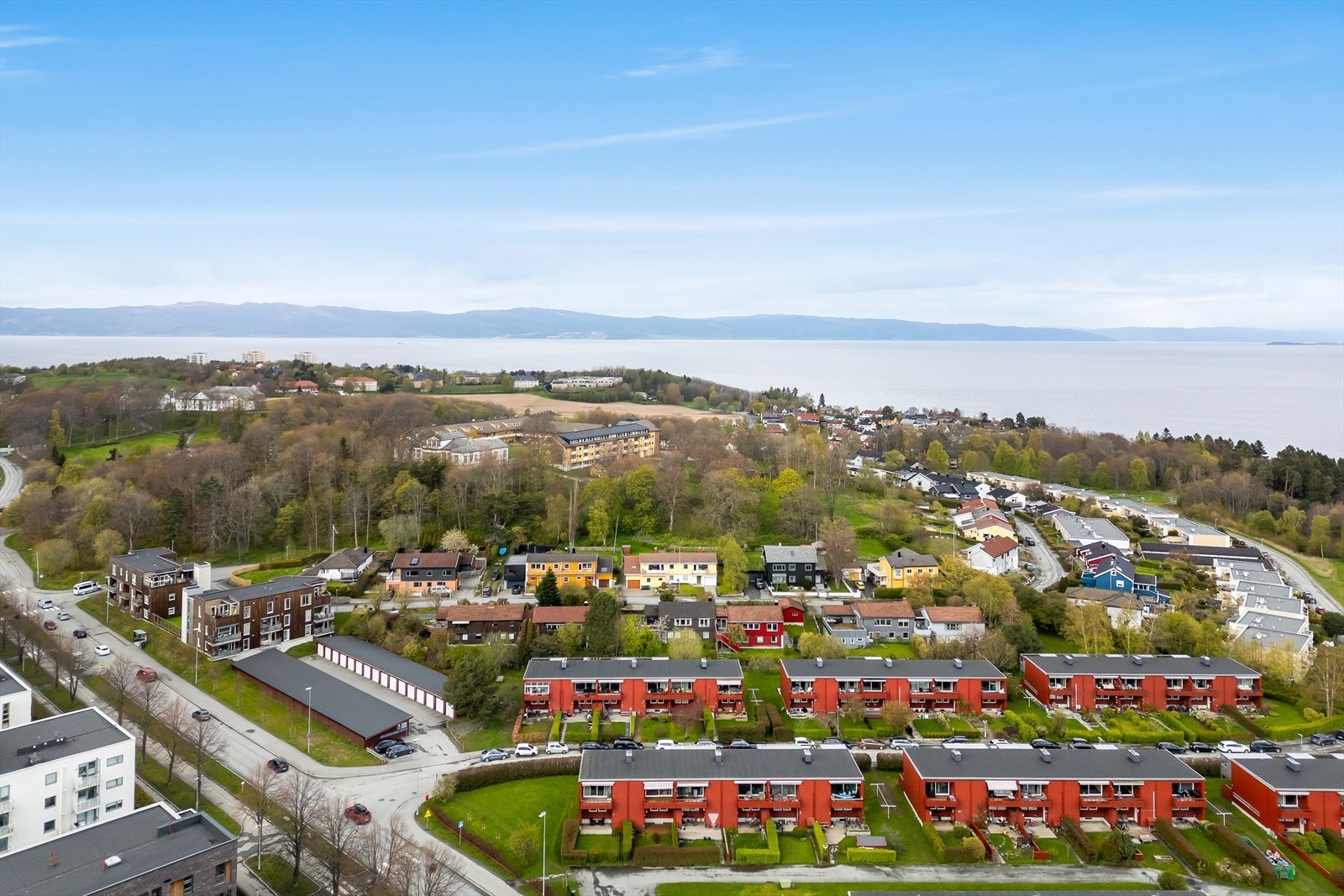 I tillegg til sentral beliggenhet, har man flere rekreasjons og fritidsområder i nærheten. Bl.a. Ladestien med flere strender, svaberg og turstier. Galleribilde