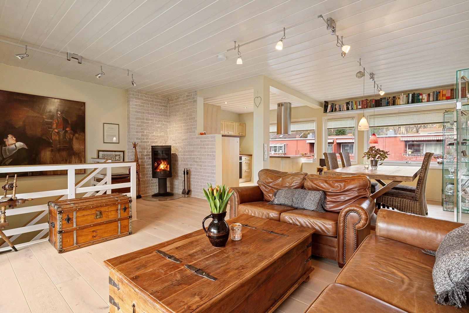 Her får man moderne overflater som slette vegger og 1-stavs parkett på gulv. Vedovnen kommer godt med når temperaturen ute synker. Galleribilde