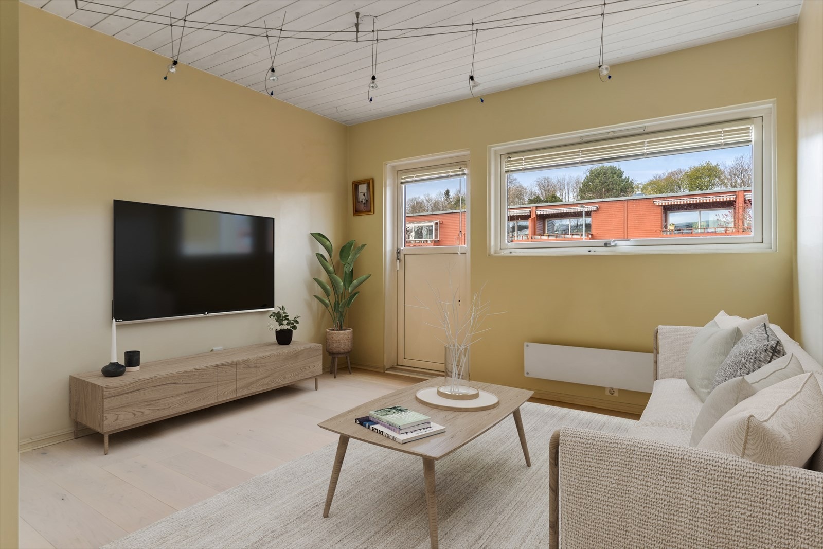 Stort soverom/stue i 1. etasje med utgang til markterrasse og hageparti. Rommet er på 12,5kvm og har godt med møbleringsplass. Galleribilde