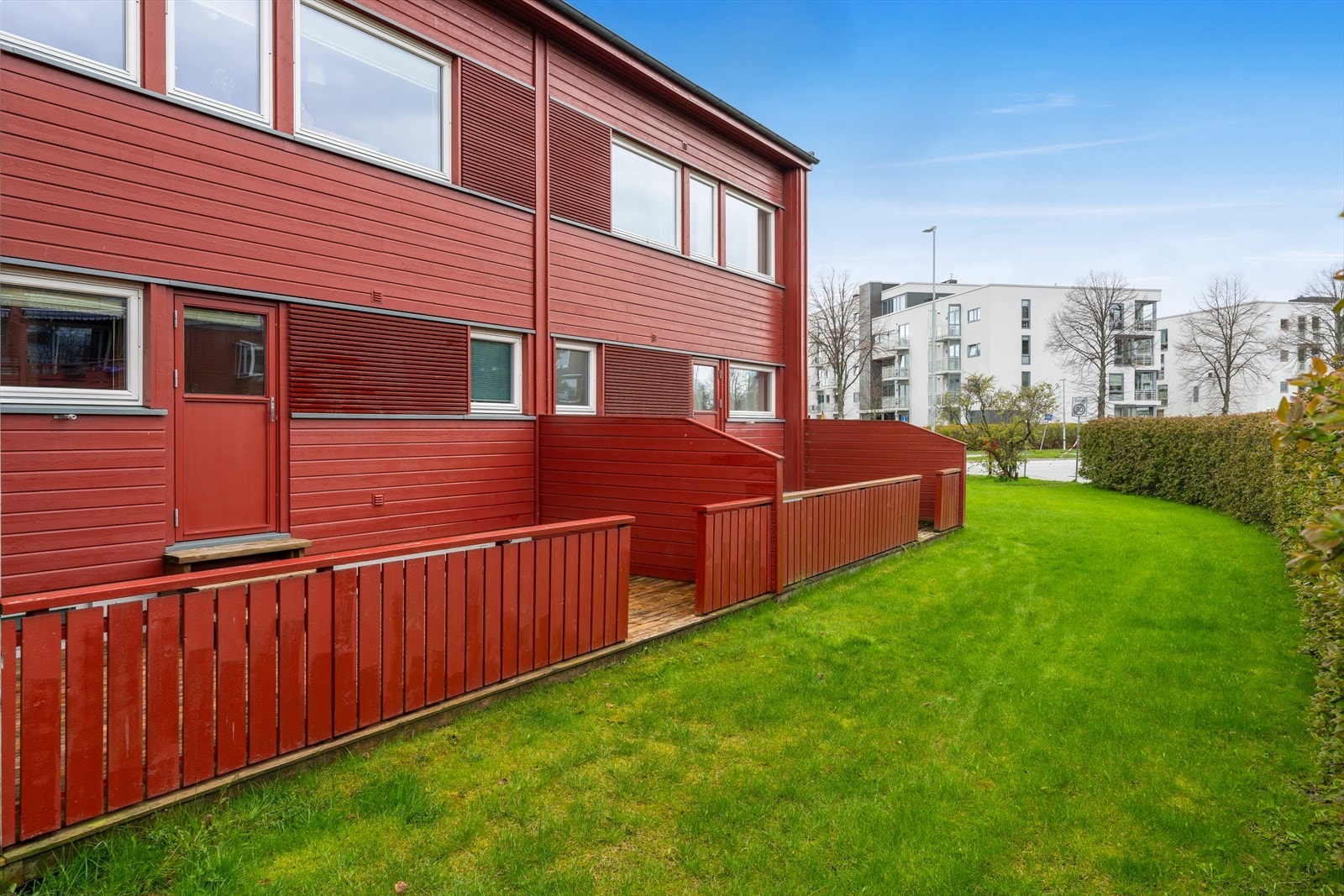 Pent opparbeidet hageparti med direkte adkomst fra markterrasse. Galleribilde